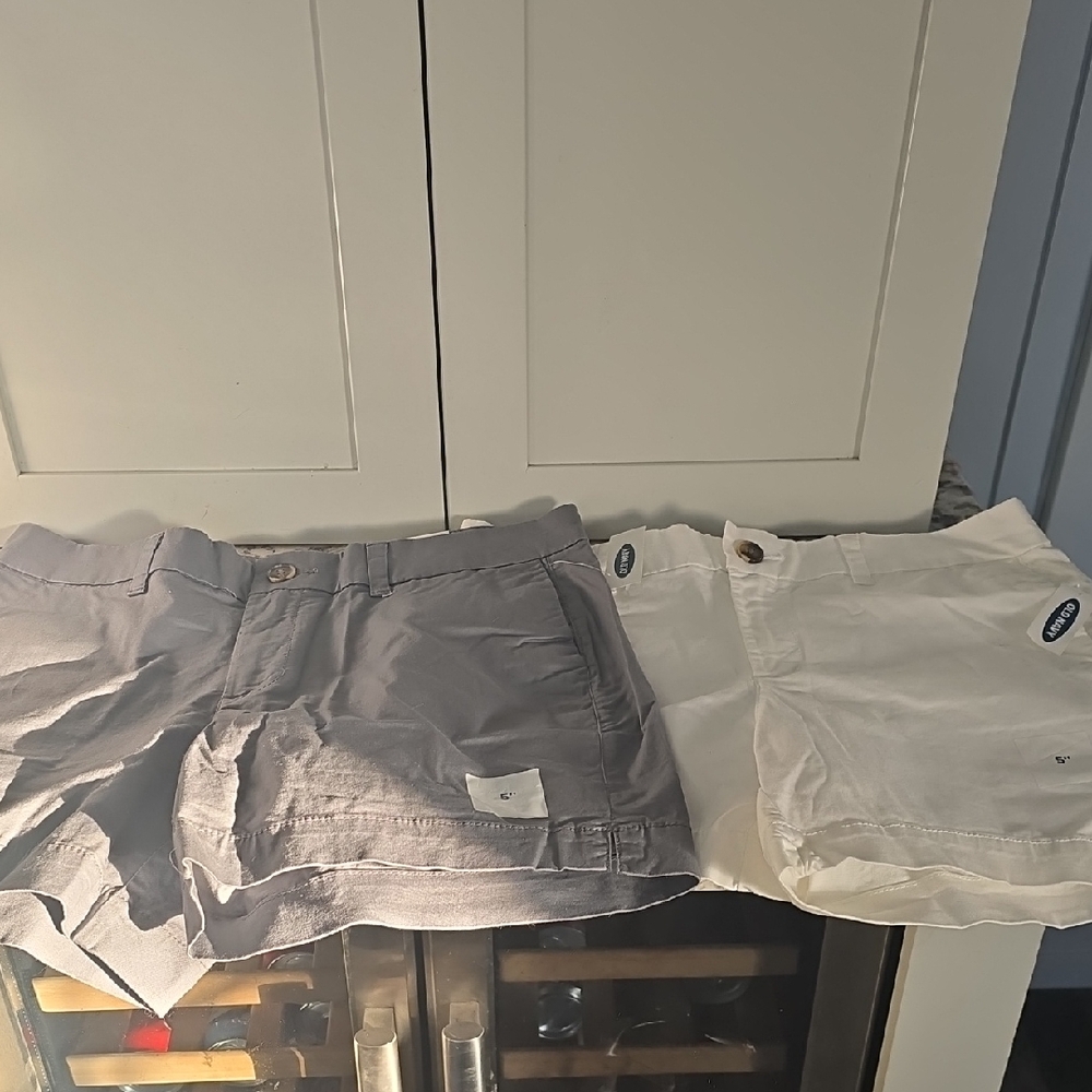 2 Pairs Of Old Navy Gray and White Casual Shorts 5" NWT